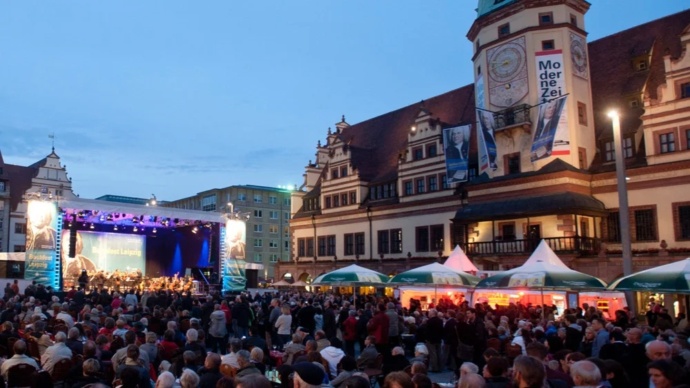 Kettenkarussell und Riesenrad auf der Cranger Kirmes in Herne | Getränke Weidlich 